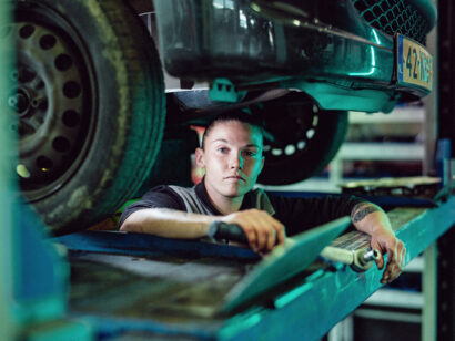 vrouw garage automonteur fotografie