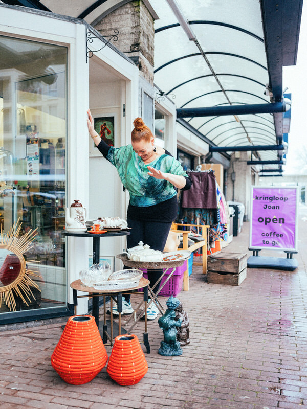 Zakelijk portret van winkeleigenaresse Joan voor haar vintagewinkel in Amsterdam Zuidoost.